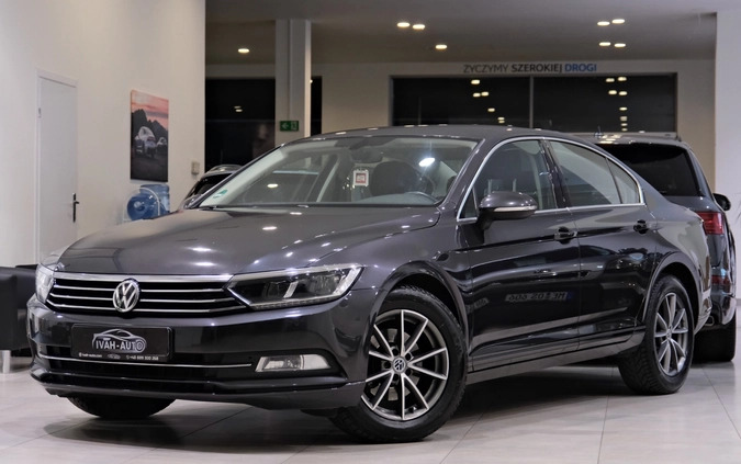 Volkswagen Passat cena 67800 przebieg: 240000, rok produkcji 2018 z Wołomin małe 704